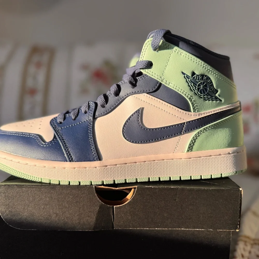 Air Jordan 1 Mid- Mystic Navy/Mint Foam White, Bleu Marine Mystic. Men’s 11 - Picture 3 of 9